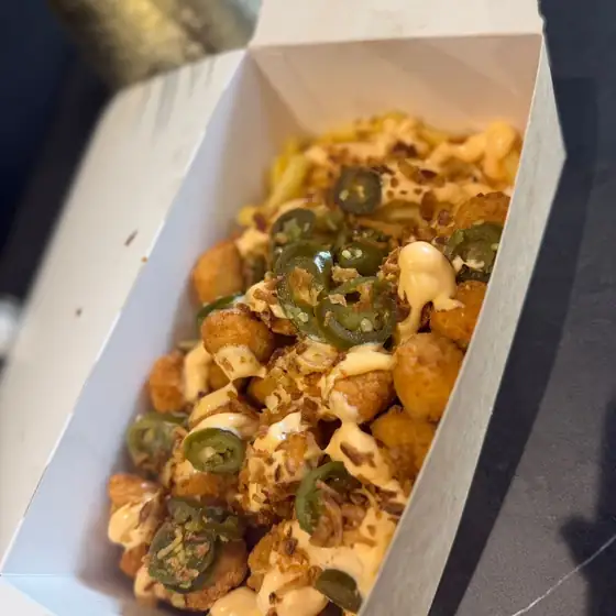 Loaded fries w pudełku