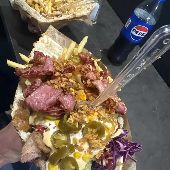 Kebab z frytkami i jalapeño